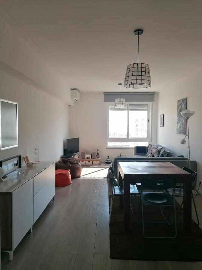 Apartamento Portela Lisbona Esterno foto
